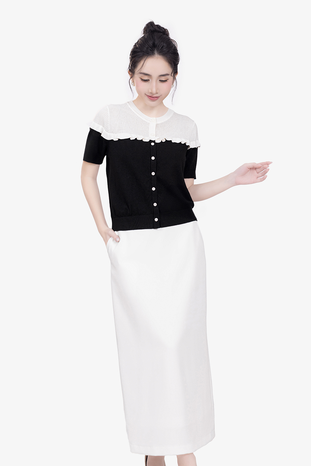 Áo len dệt kim cổ tròn màu đen phối trắng