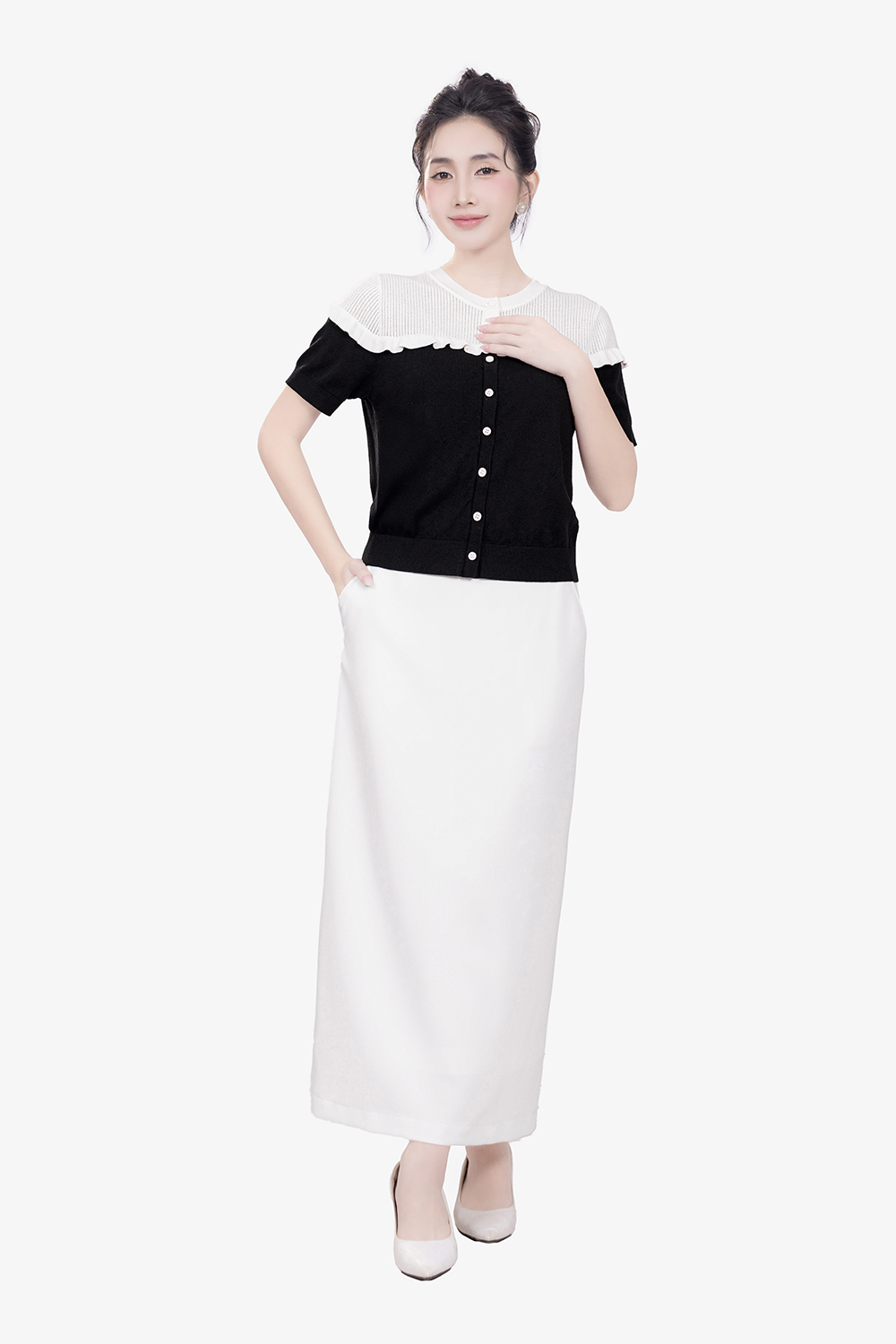 Áo len dệt kim cổ tròn màu đen phối trắng