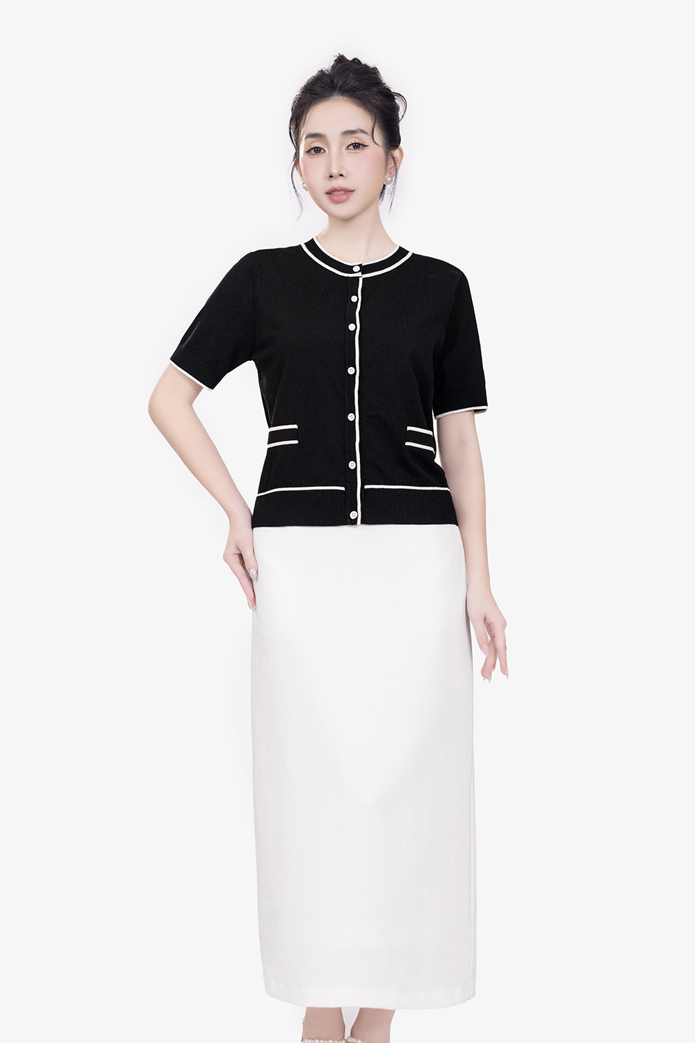 Áo len dệt kim màu đen cổ tròn phối viền trắng