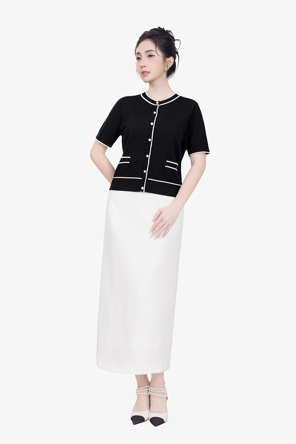 Áo len dệt kim màu đen cổ tròn phối viền trắng