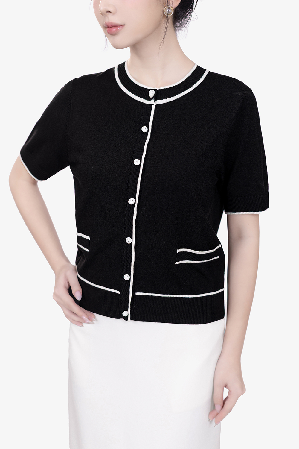 Áo len dệt kim màu đen cổ tròn phối viền trắng