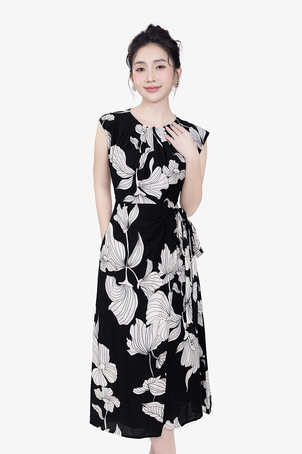 Đầm đen họa tiết trắng tay chờm thắt eo