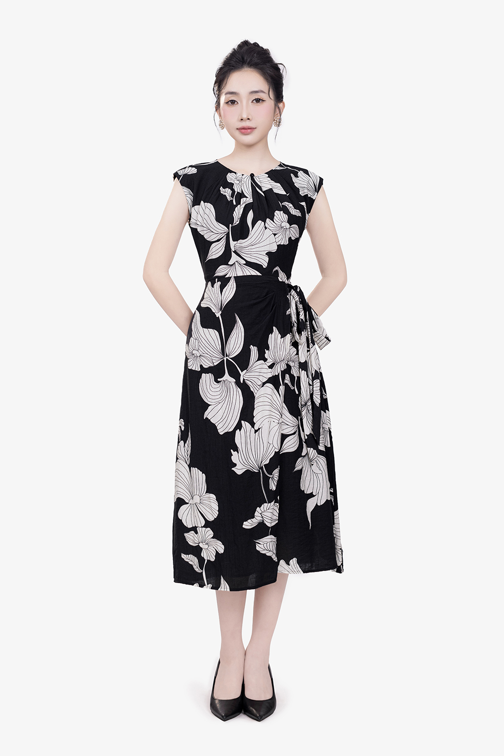 Đầm đen họa tiết trắng tay chờm thắt eo