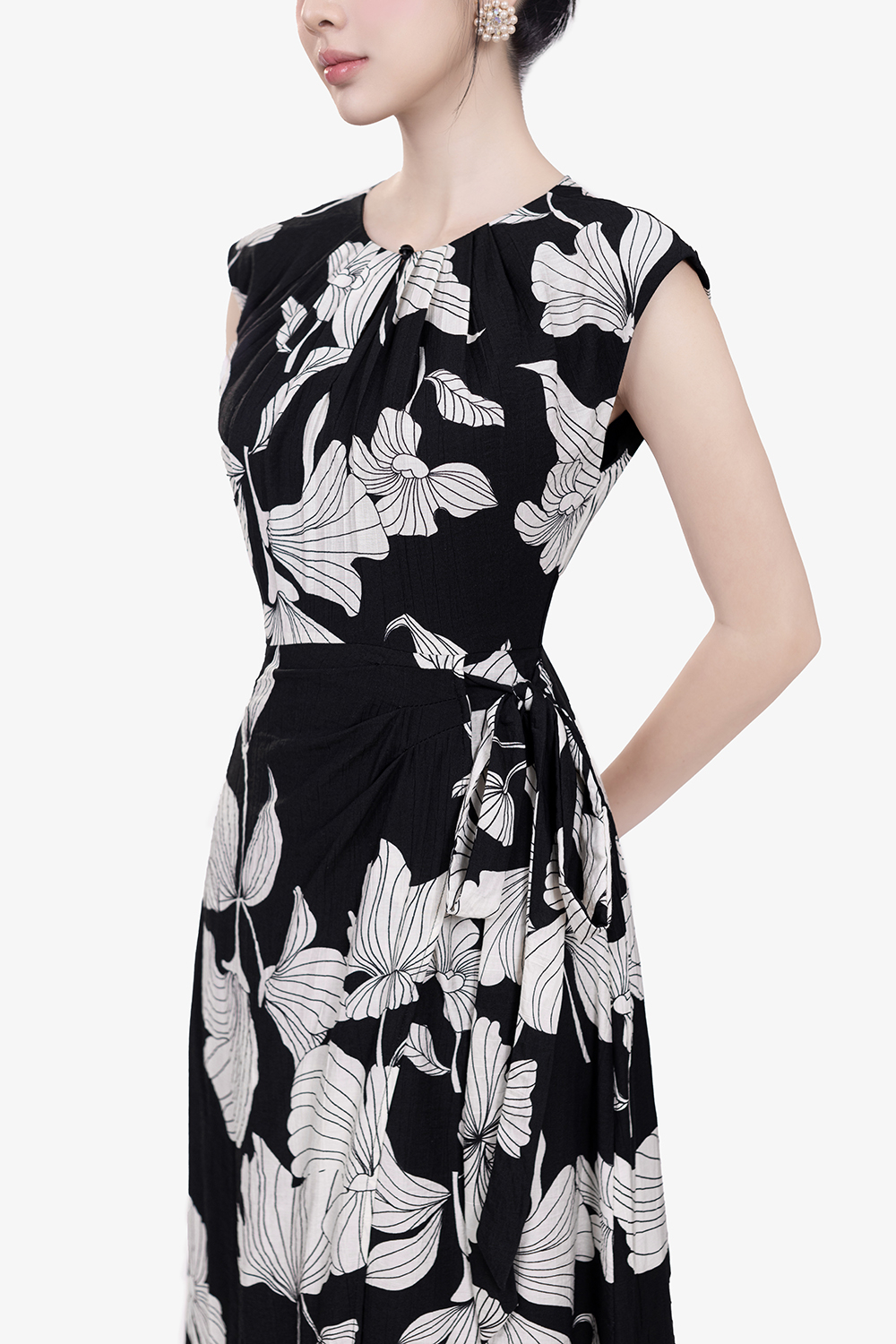 Đầm đen họa tiết trắng tay chờm thắt eo