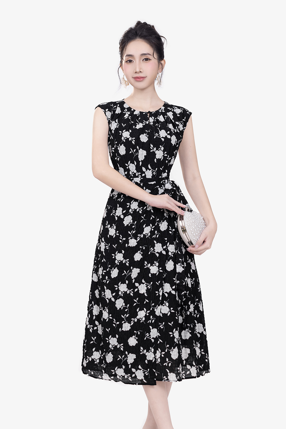 Đầm đen hoa dáng chữ A tùng đắp chéo
