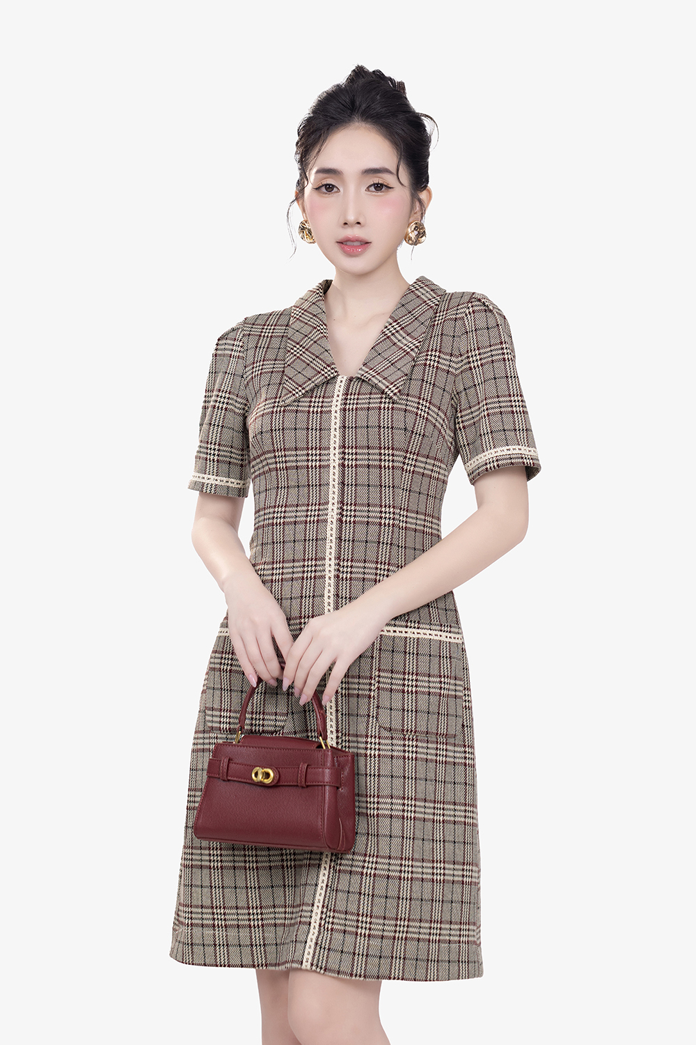 Đầm caro cổ sen phối viền đăng ten