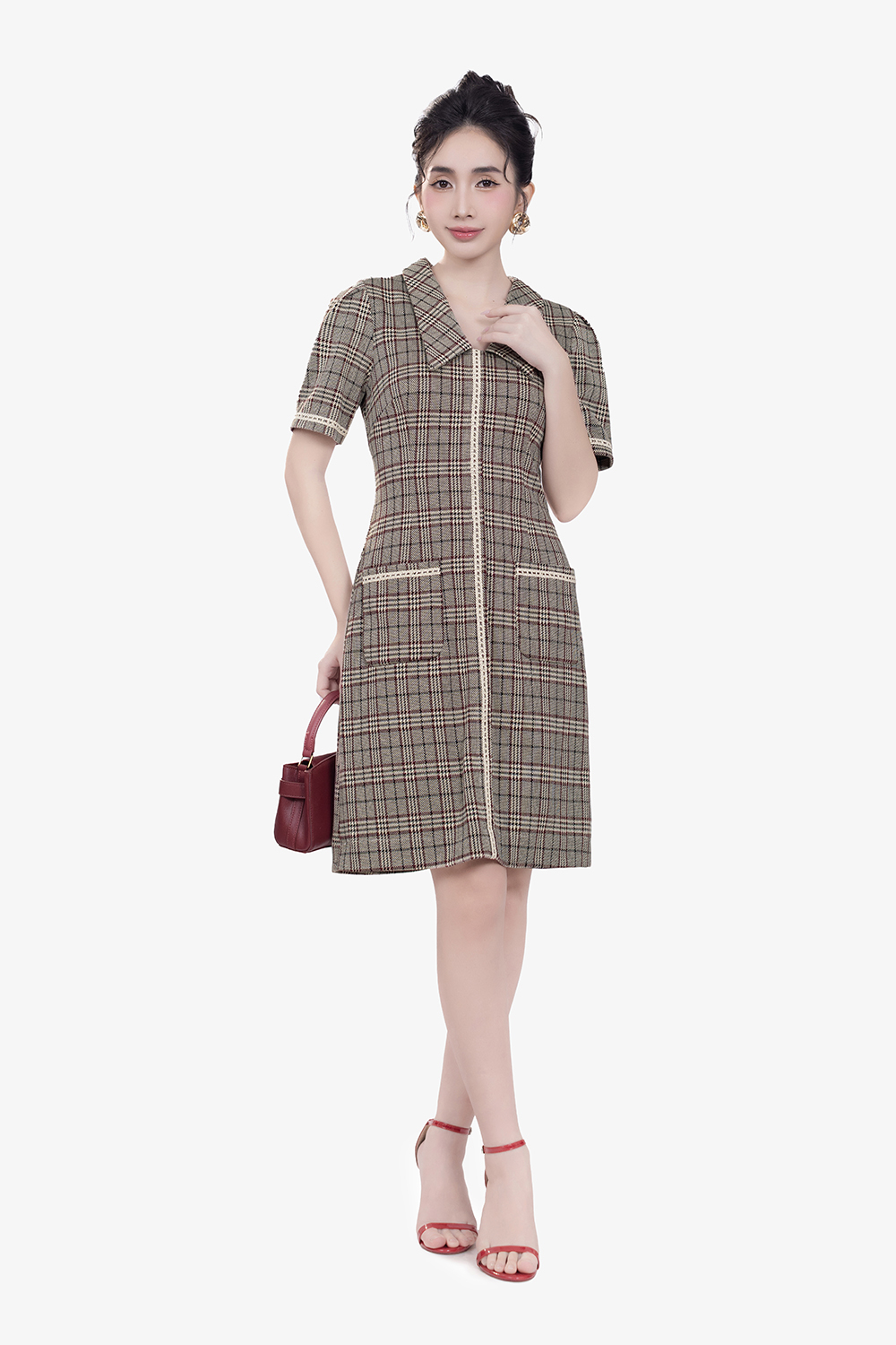 Đầm caro cổ sen phối viền đăng ten