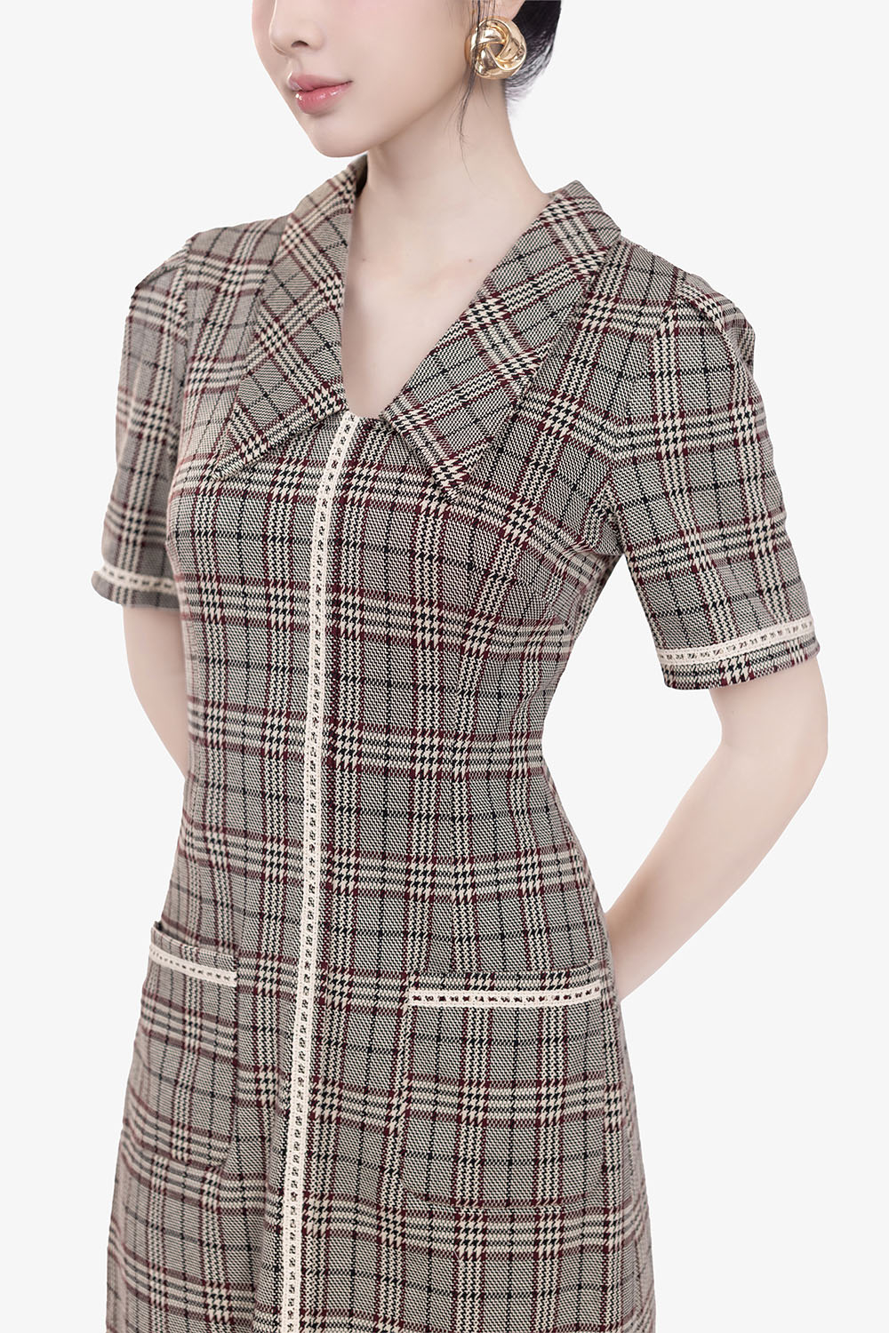 Đầm caro cổ sen phối viền đăng ten