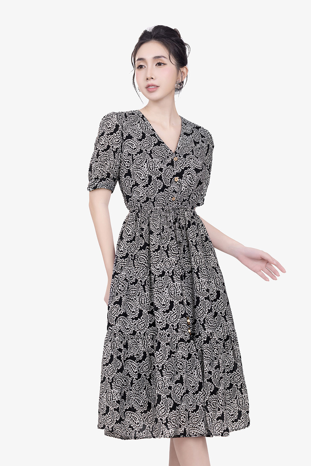 Đầm họa tiết trắng đen dáng xòe cổ V