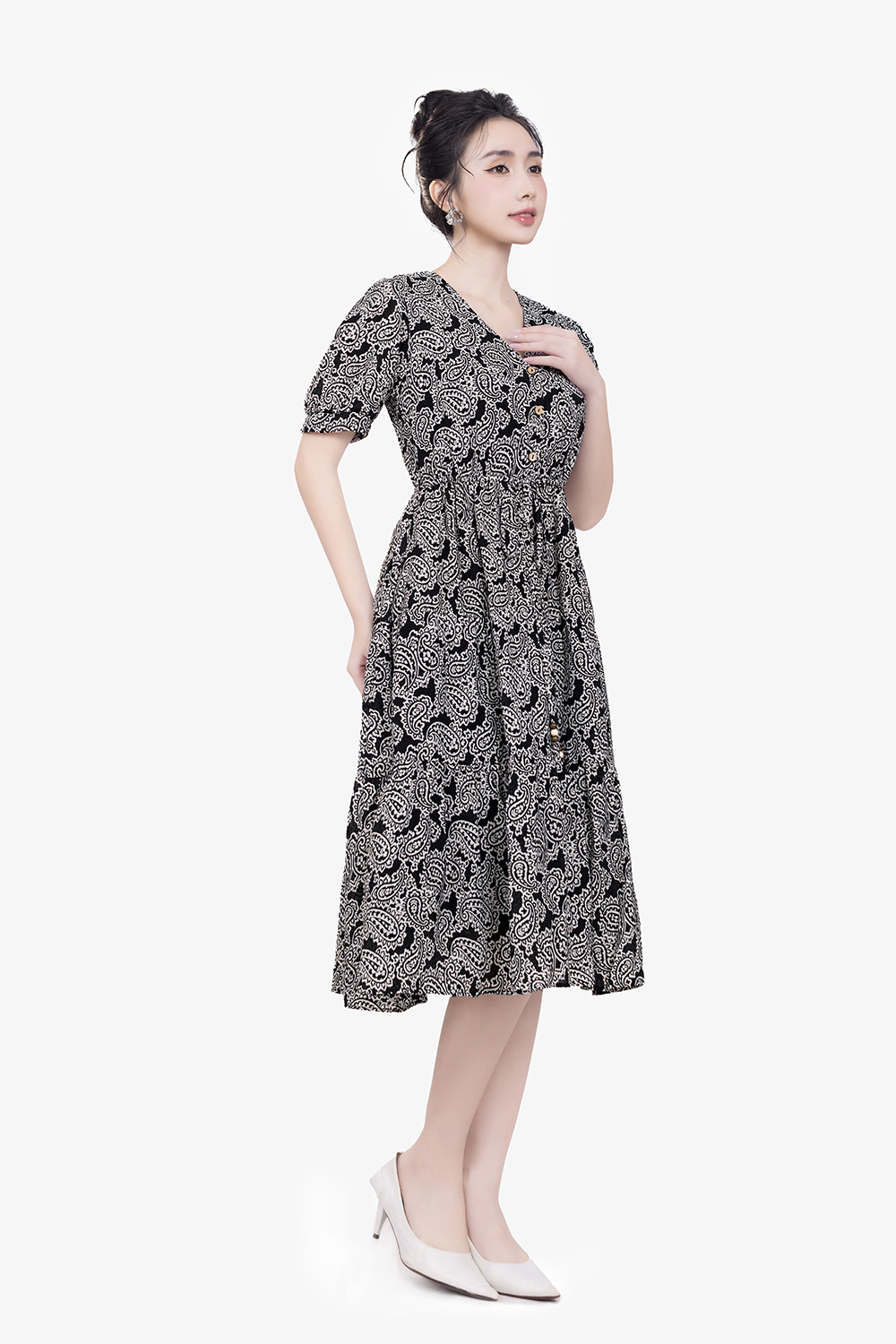 Đầm họa tiết trắng đen dáng xòe cổ V