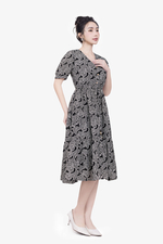 Đầm họa tiết trắng đen dáng xòe cổ V