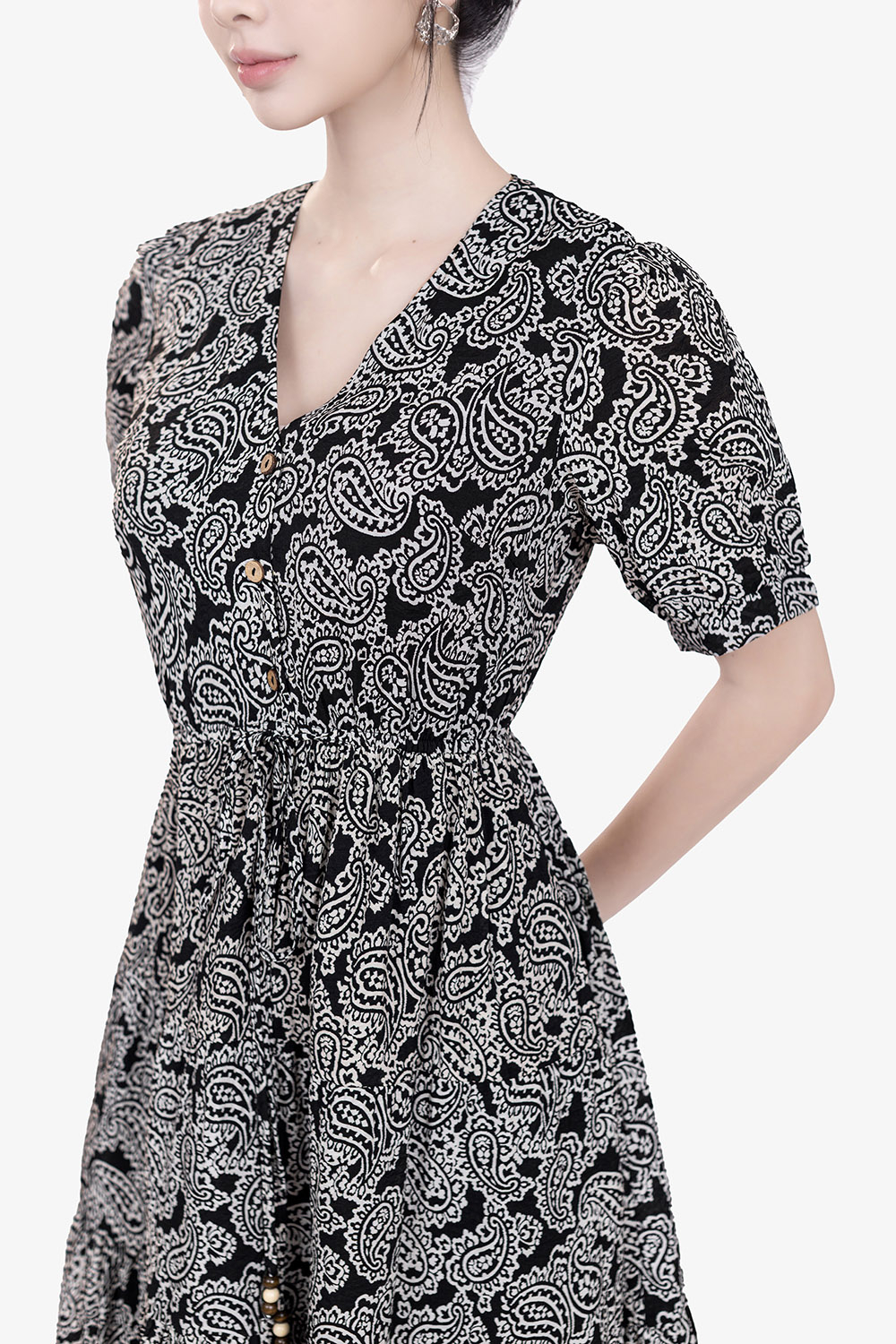 Đầm họa tiết trắng đen dáng xòe cổ V