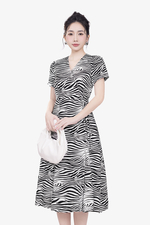 Đầm chữ A họa tiết ngựa vằn cổ V