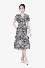 Đầm chữ A họa tiết ngựa vằn cổ V