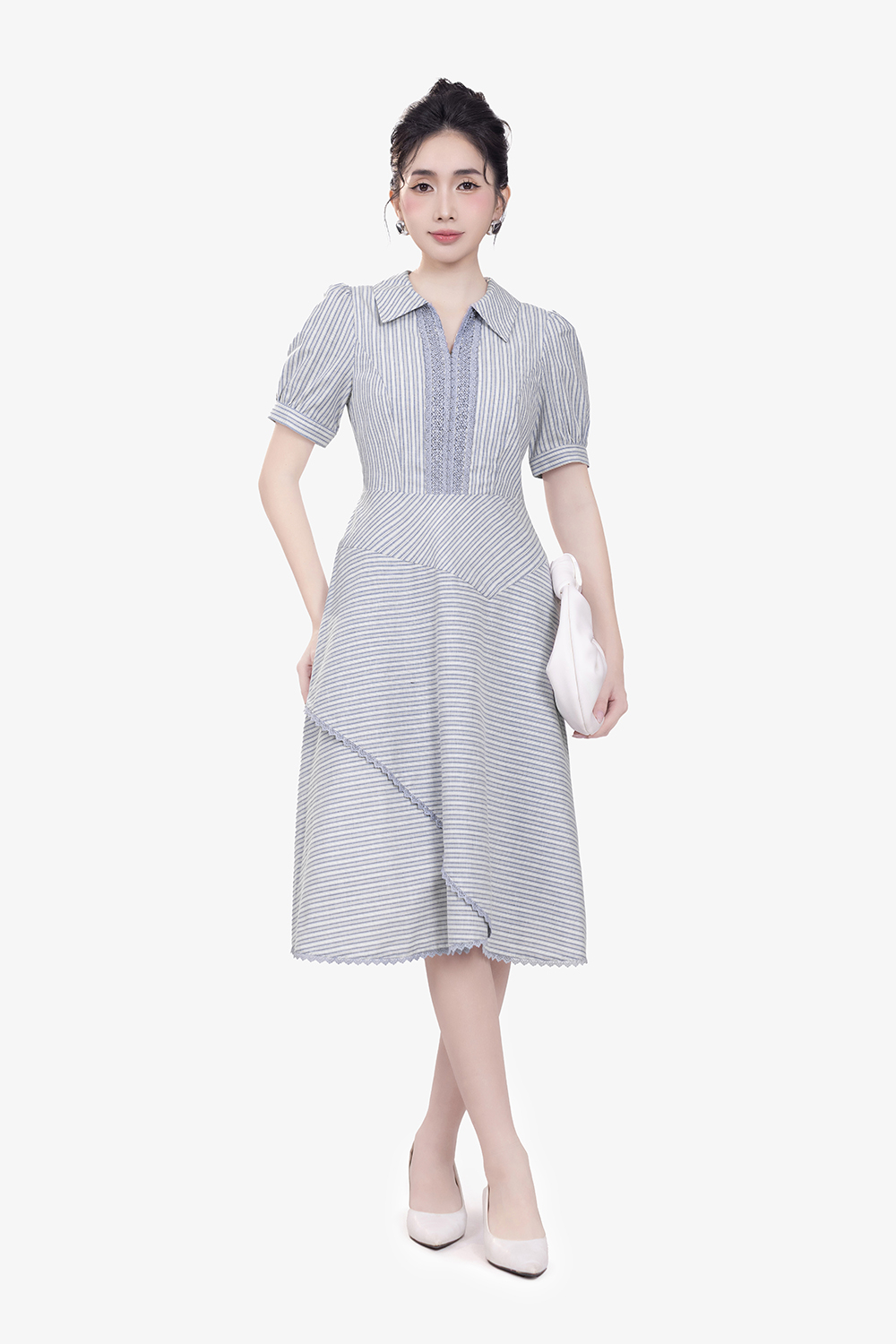 Đầm xòe họa tiết kẻ phối viền đăng ten