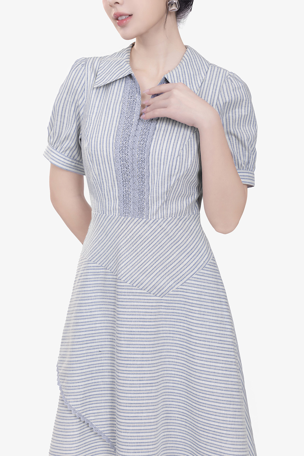 Đầm xòe họa tiết kẻ phối viền đăng ten