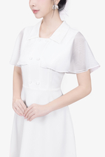 Đầm trắng dáng xòe phối áo khoác choàng