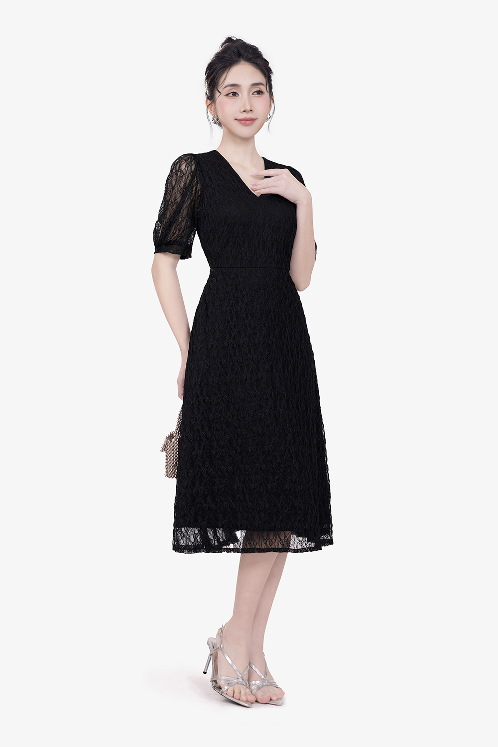 Đầm ren đen dáng xòe dài tay phồng