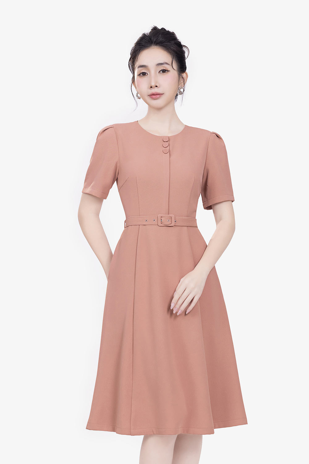 Đầm hồng dáng xoè phối thắt lưng