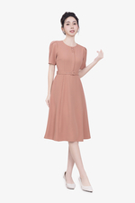 Đầm hồng dáng xoè phối thắt lưng