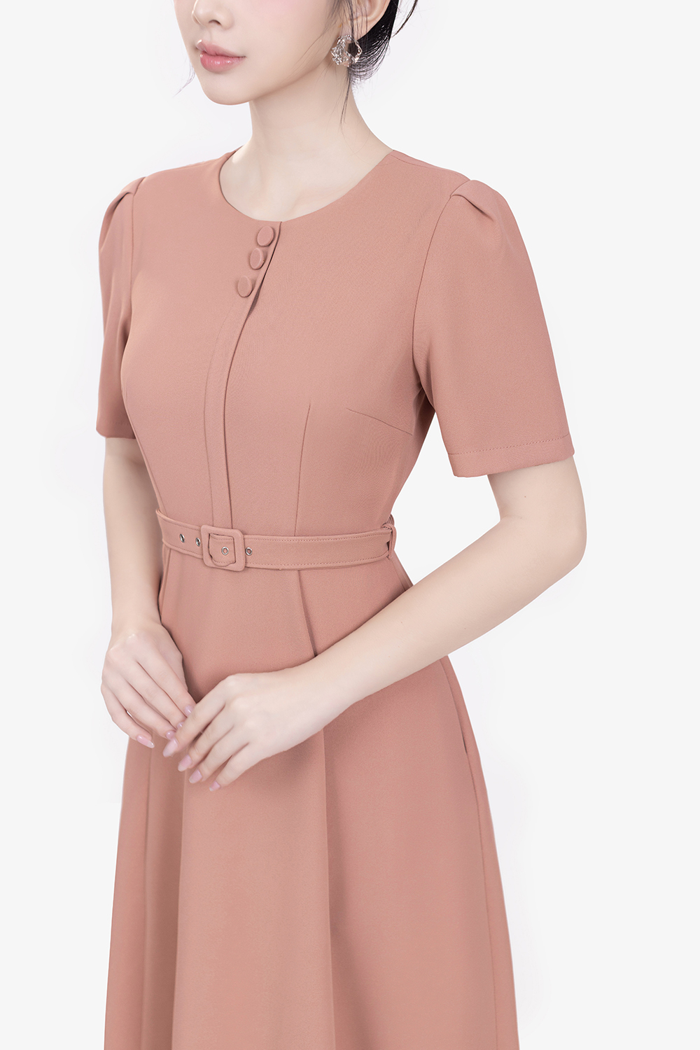 Đầm hồng dáng xoè phối thắt lưng