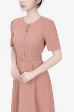 Đầm hồng dáng xoè phối thắt lưng