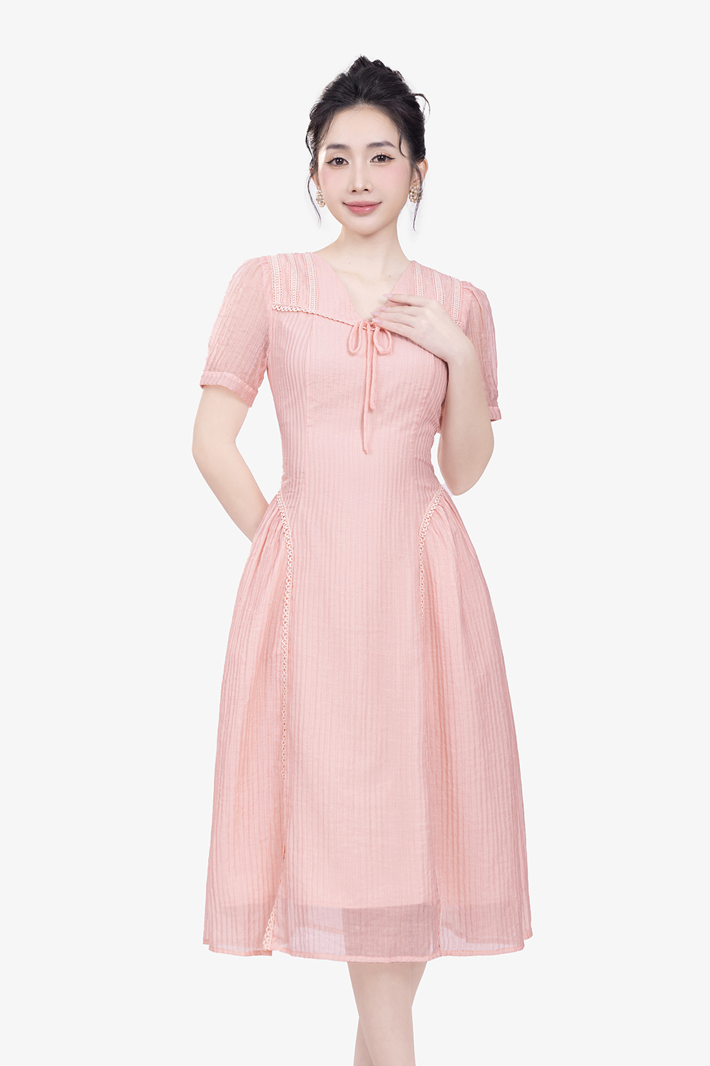 Đầm xòe hồng cổ V đính nơ phối ren