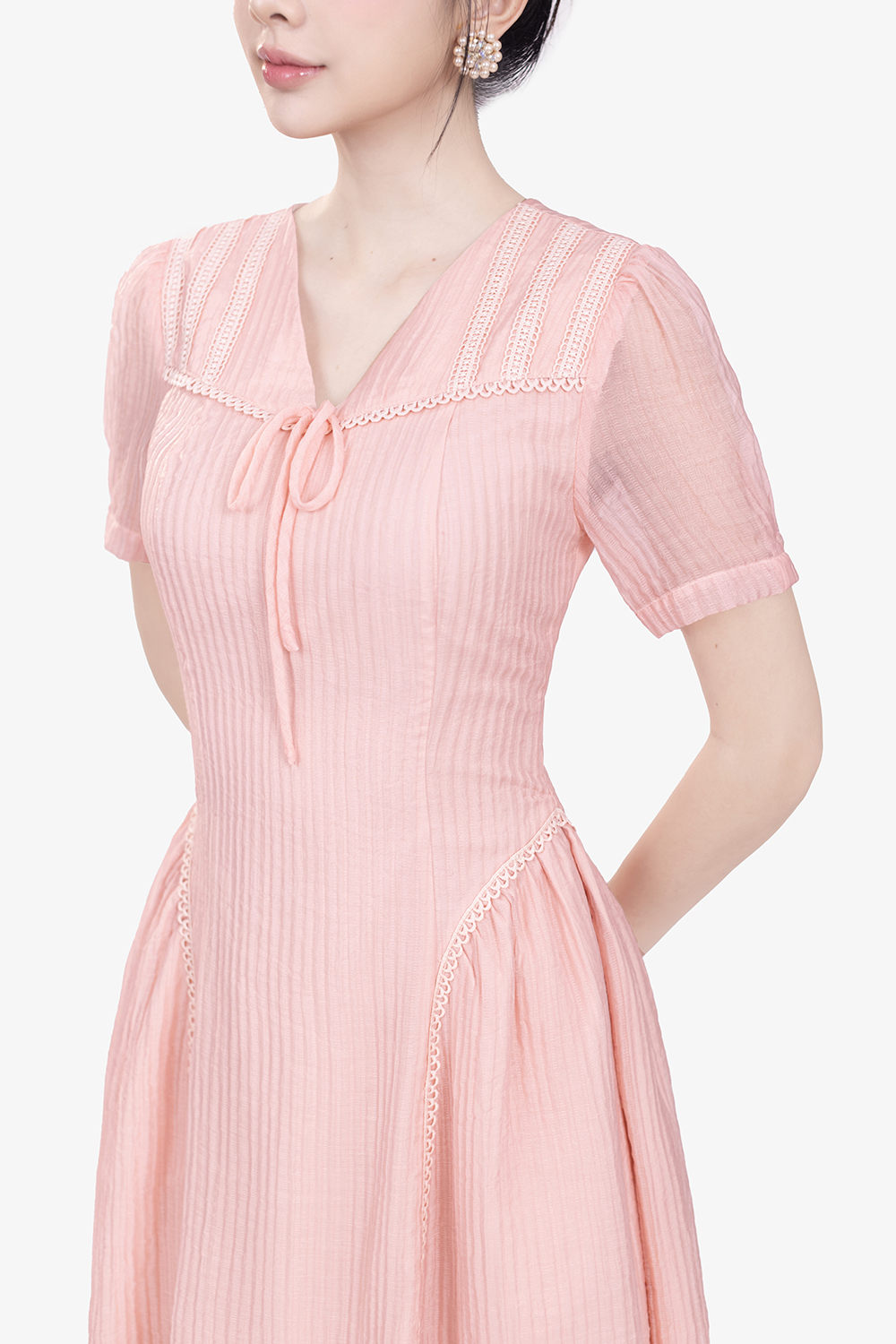 Đầm xòe hồng cổ V đính nơ phối ren