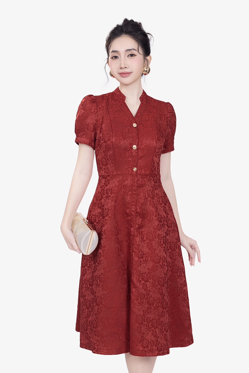 Đầm đỏ gấm hoa nổi dáng xòe