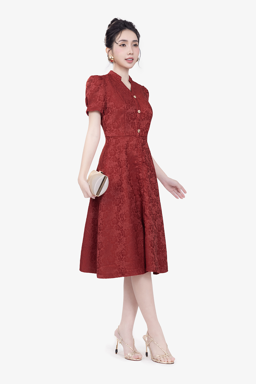 Đầm đỏ gấm hoa nổi dáng xòe