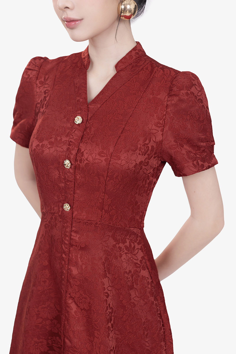 Đầm đỏ gấm hoa nổi dáng xòe