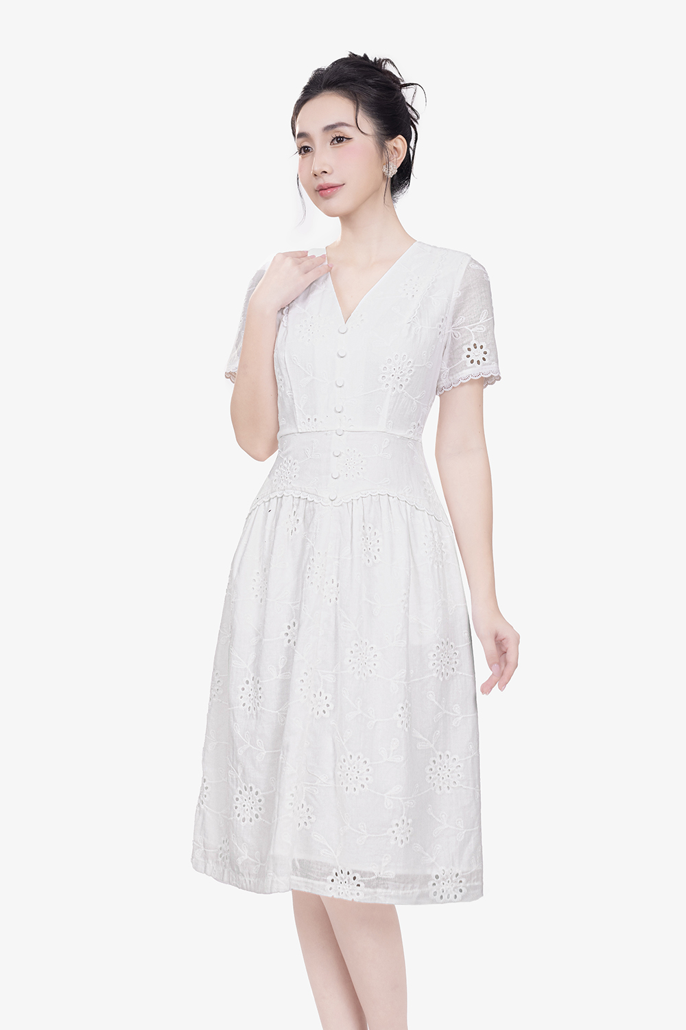 Đầm trắng xô thêu dáng xòe nhấn eo