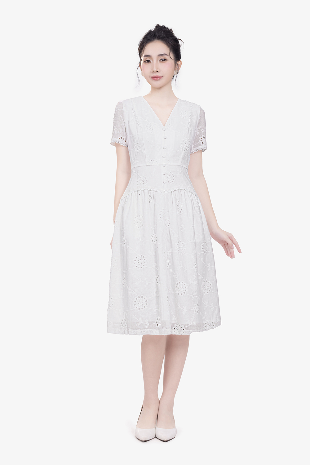 Đầm trắng xô thêu dáng xòe nhấn eo