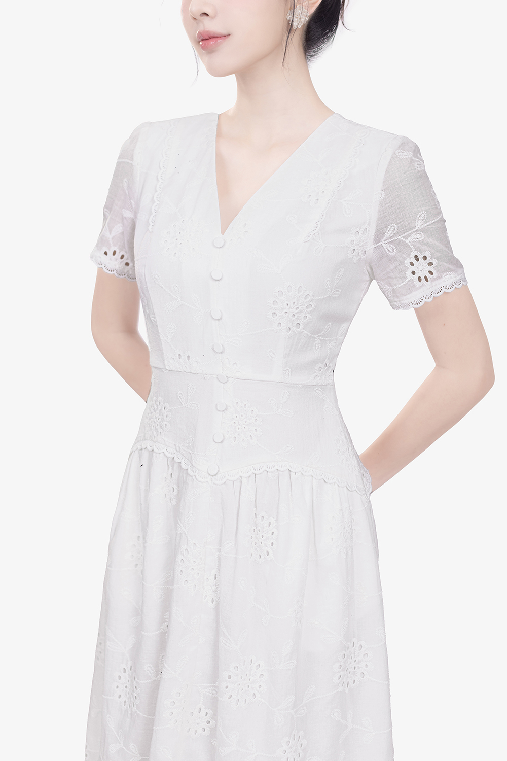 Đầm trắng xô thêu dáng xòe nhấn eo