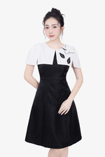 Đầm tiệc đen phối tay choàng đính hoa