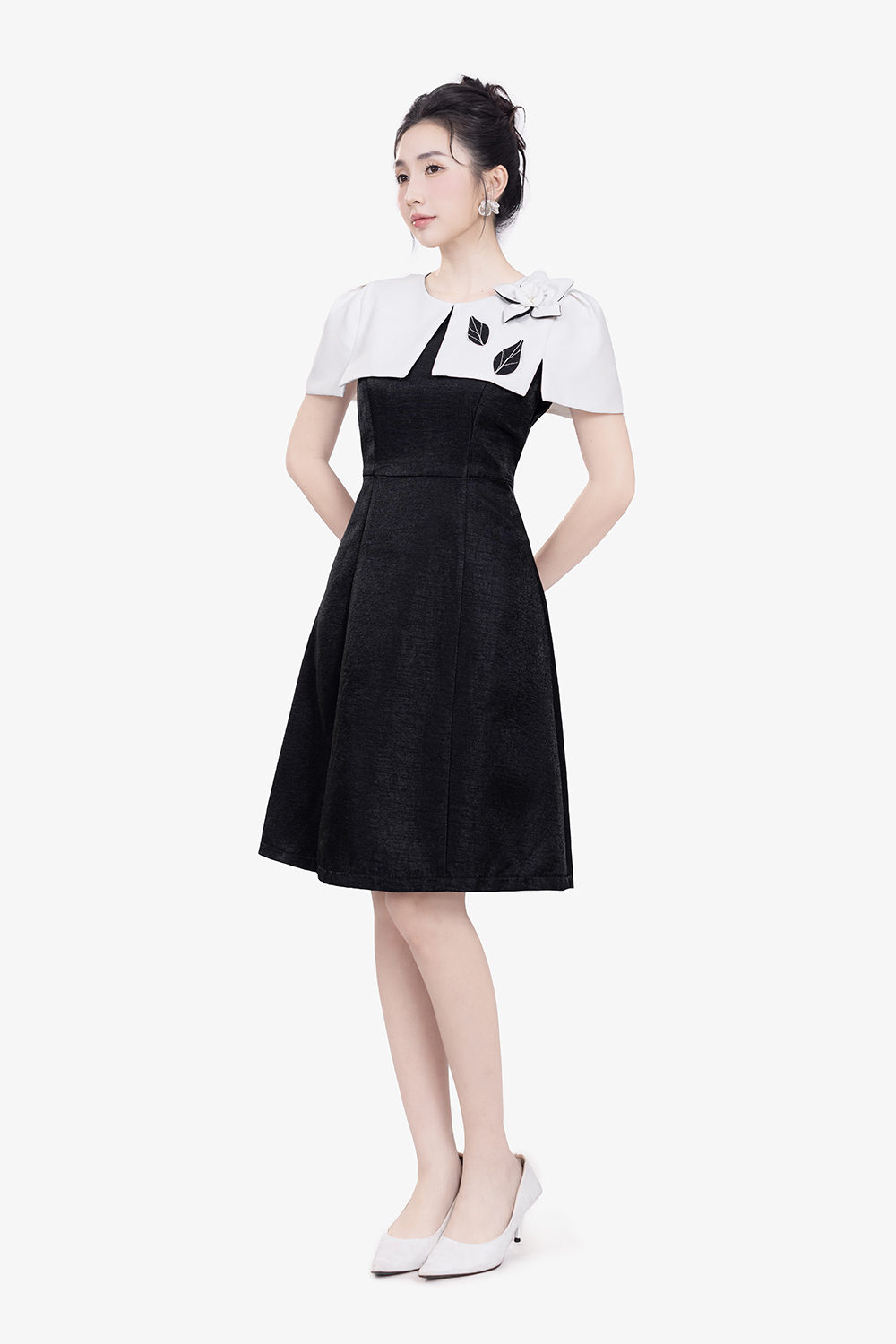 Đầm tiệc đen phối tay choàng đính hoa