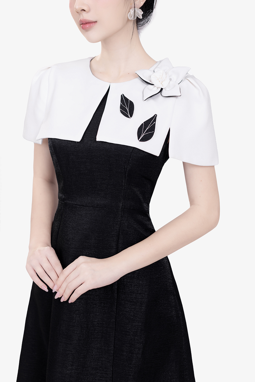 Đầm tiệc đen phối tay choàng đính hoa