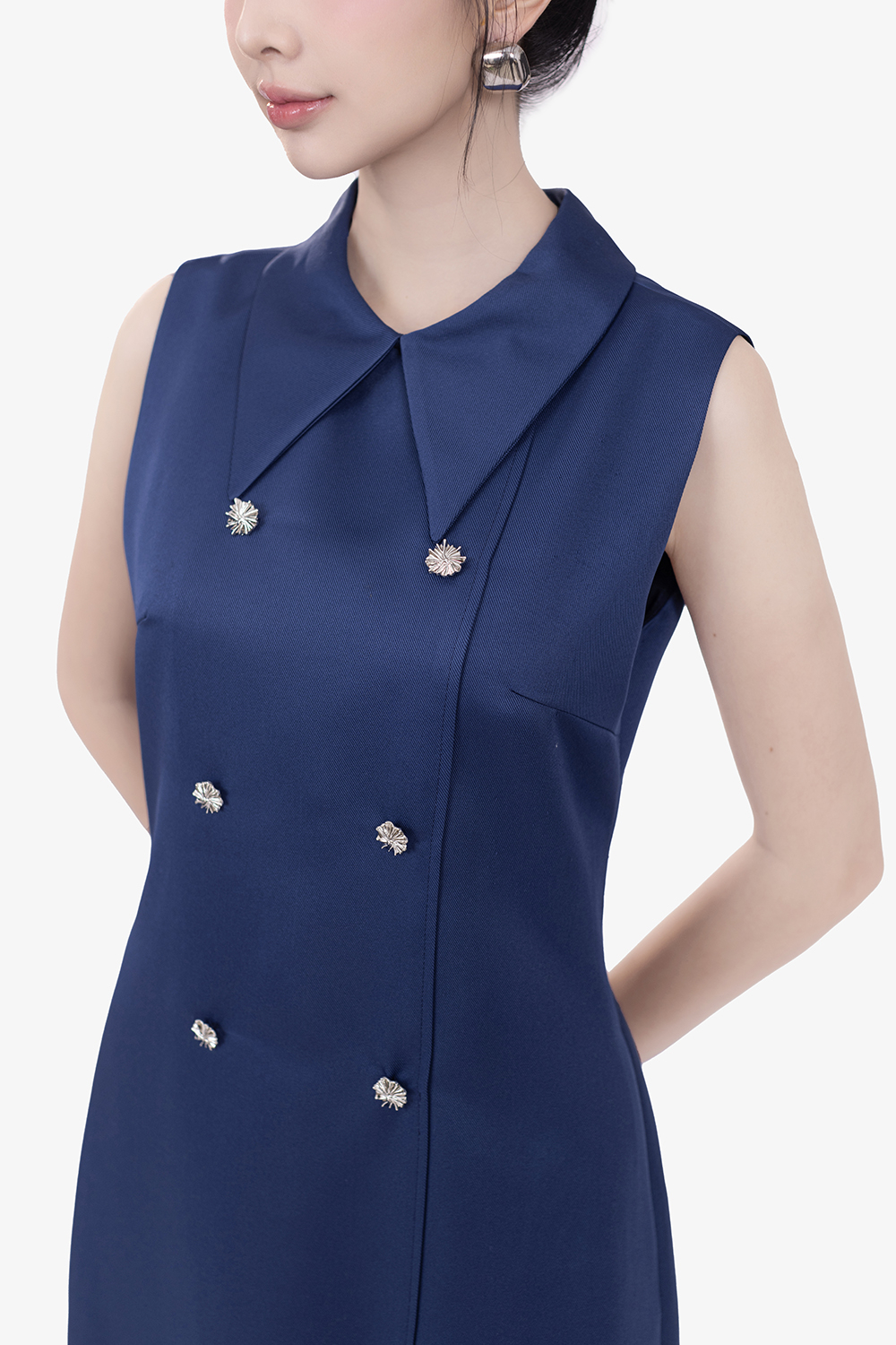 Đầm dự tiệc dáng A cổ sen đính nút