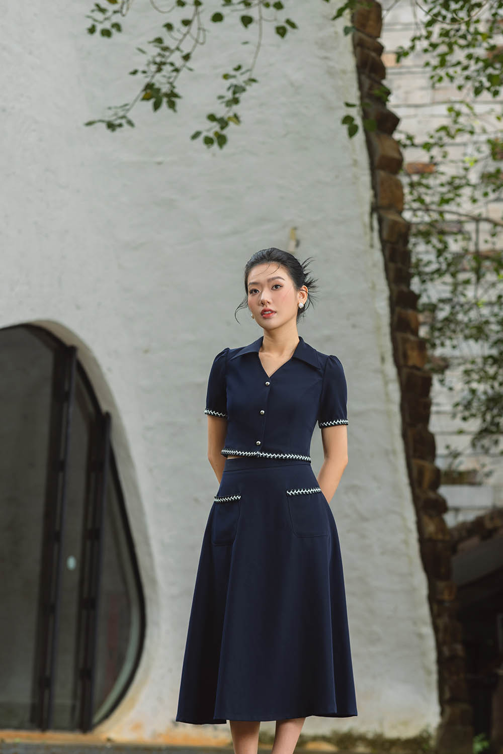 Áo kiểu nữ phối viền dáng ngắn