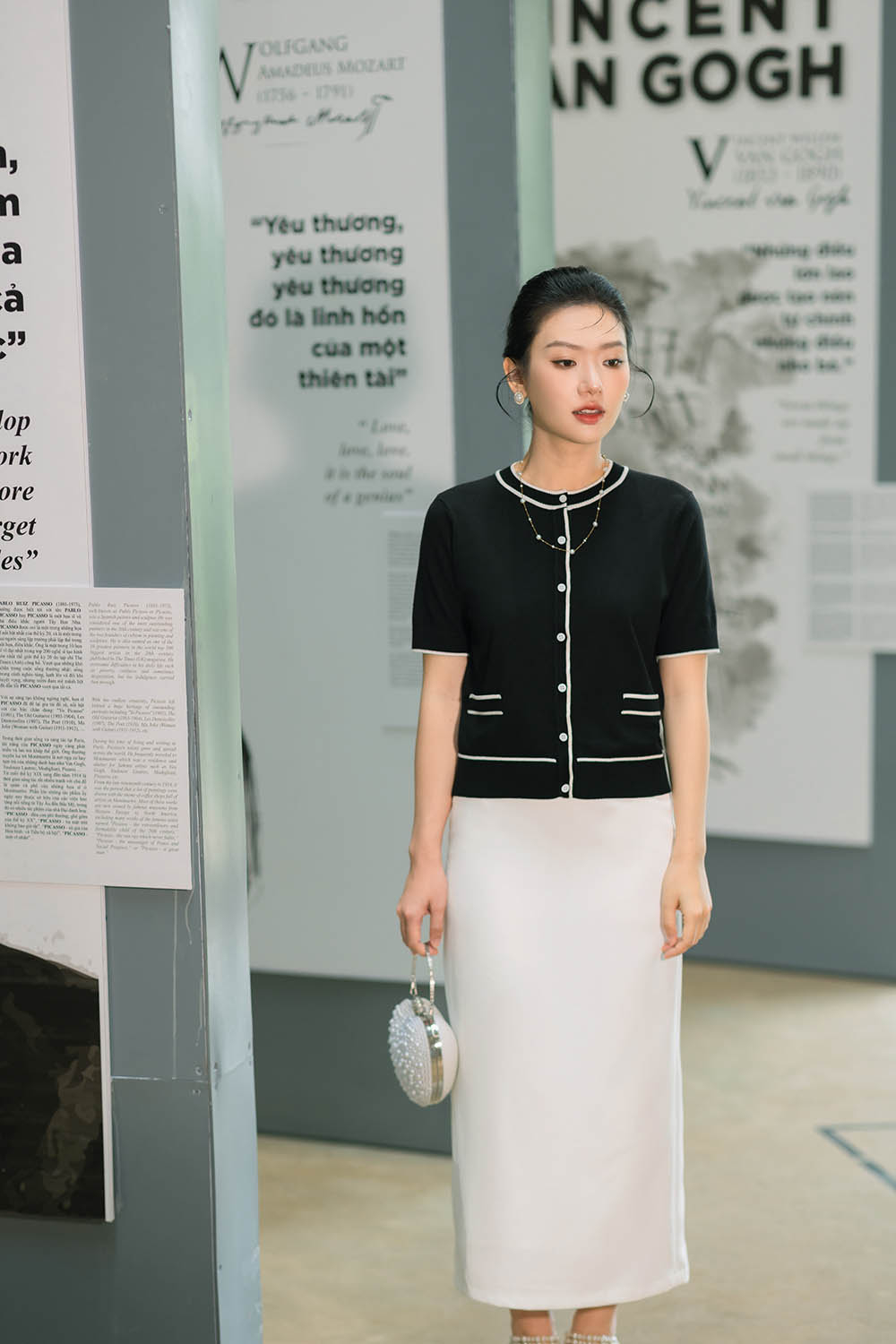 Áo len dệt kim màu đen cổ tròn phối viền trắng