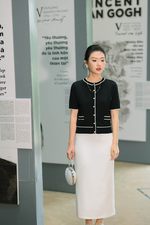 Áo len dệt kim màu đen cổ tròn phối viền trắng