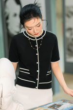 Áo len dệt kim màu đen cổ tròn phối viền trắng