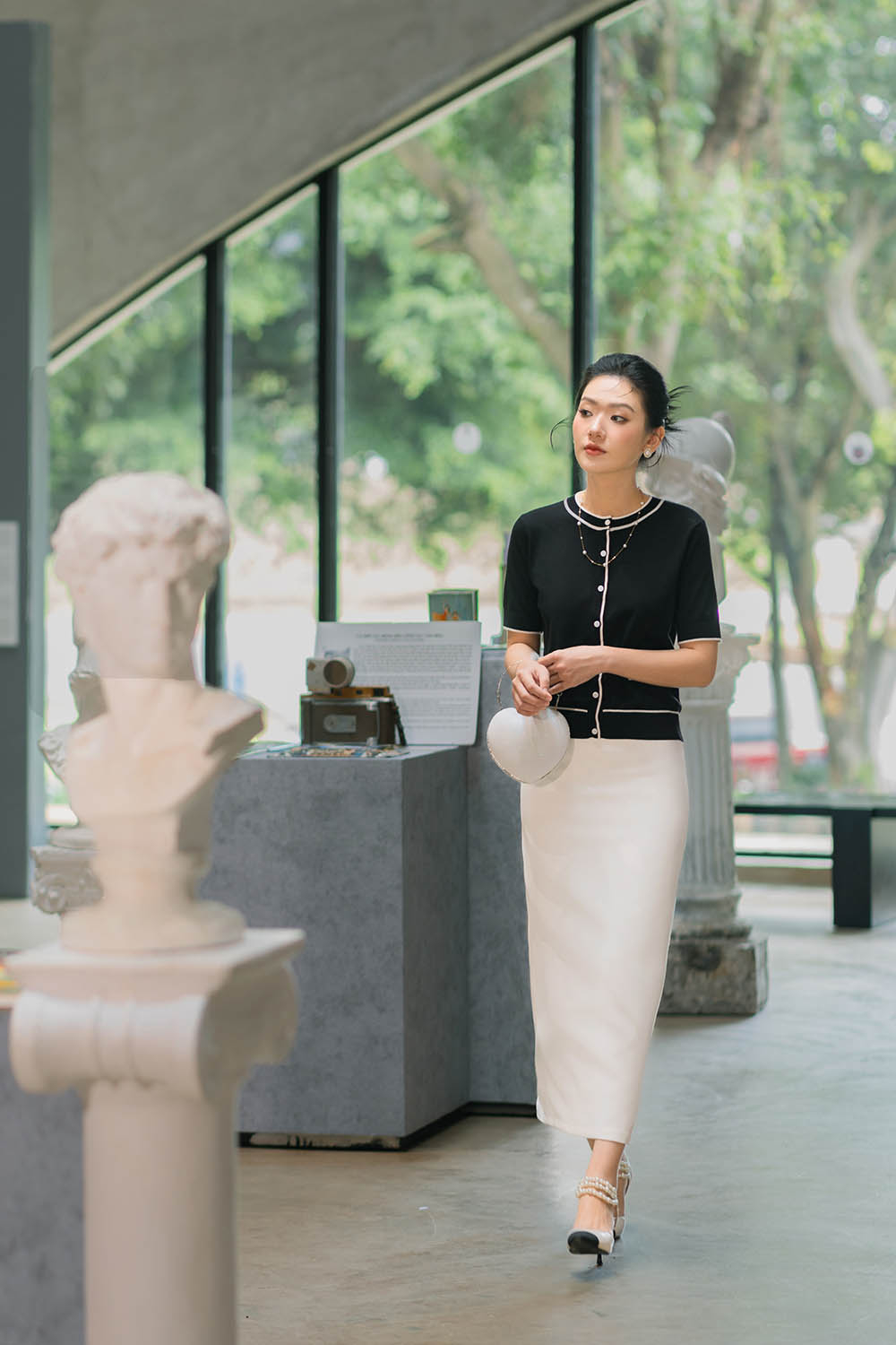 Áo len dệt kim màu đen cổ tròn phối viền trắng