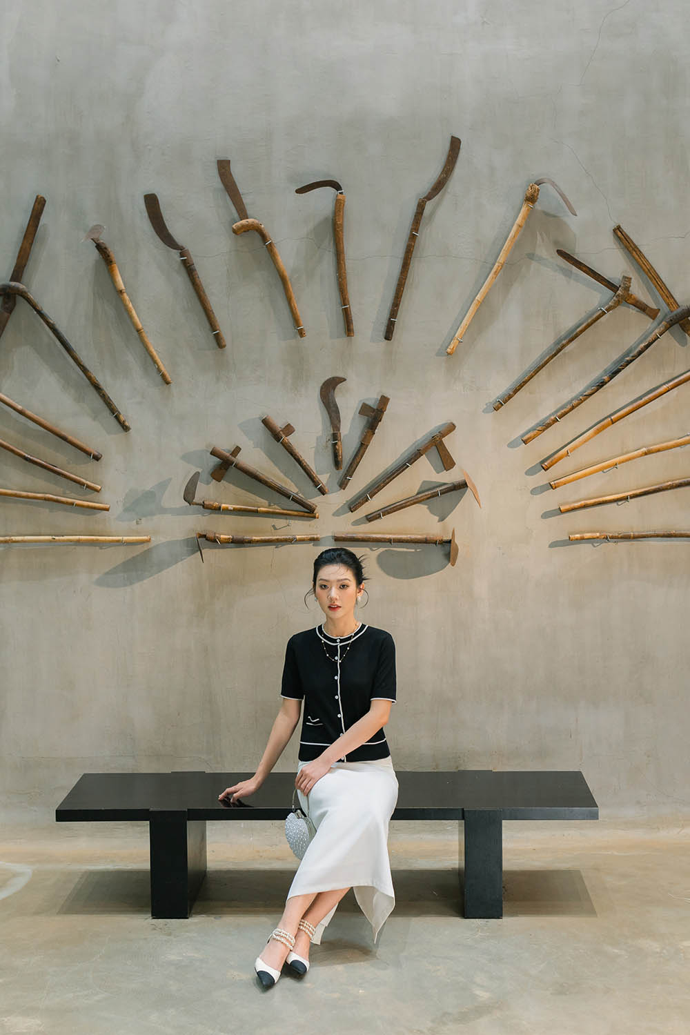 Áo len dệt kim màu đen cổ tròn phối viền trắng