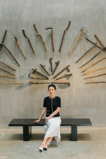 Áo len dệt kim màu đen cổ tròn phối viền trắng