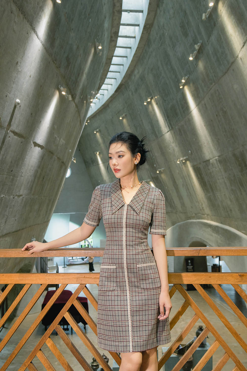 Đầm caro cổ sen phối viền đăng ten