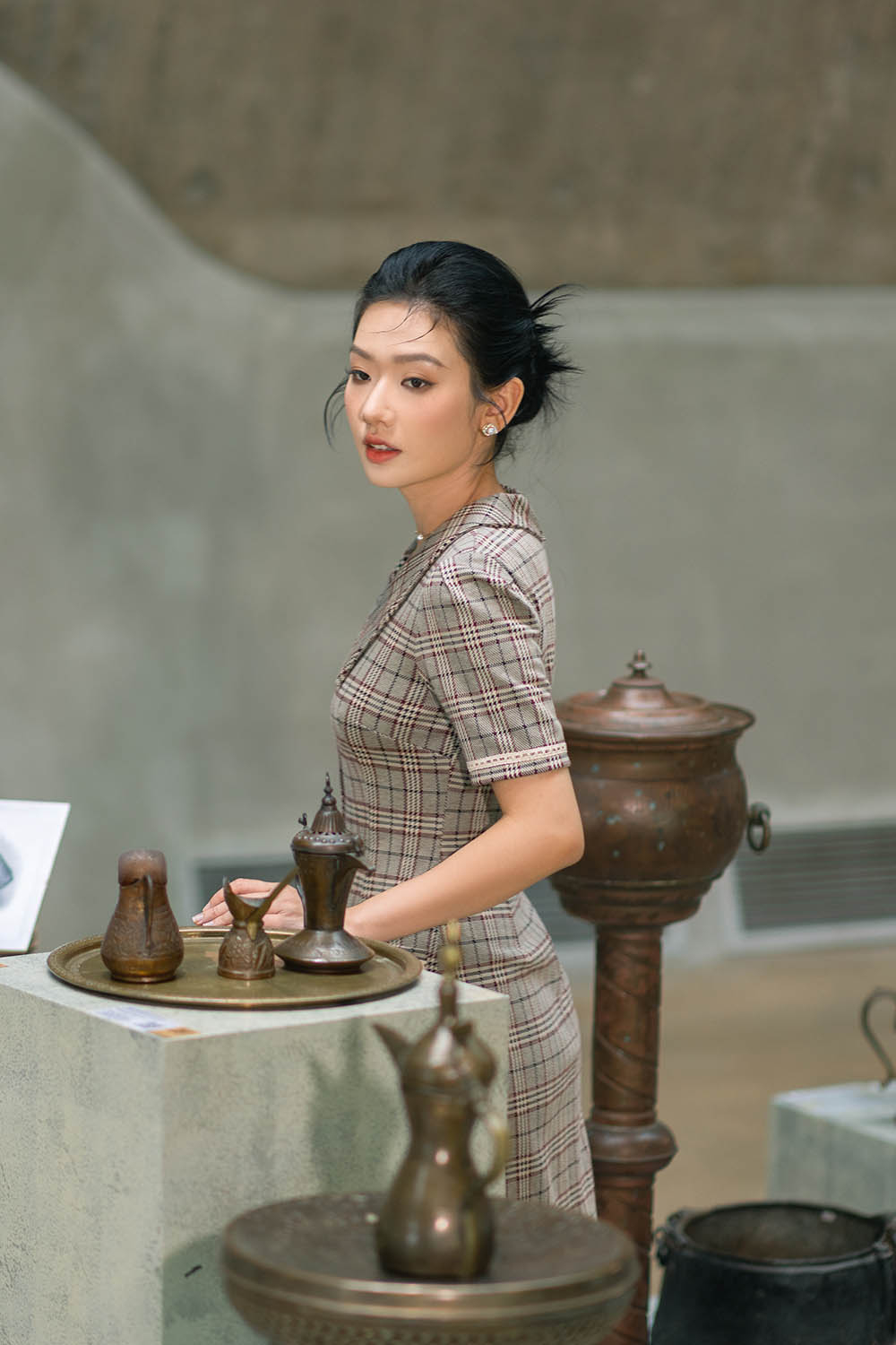 Đầm caro cổ sen phối viền đăng ten