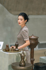 Đầm caro cổ sen phối viền đăng ten