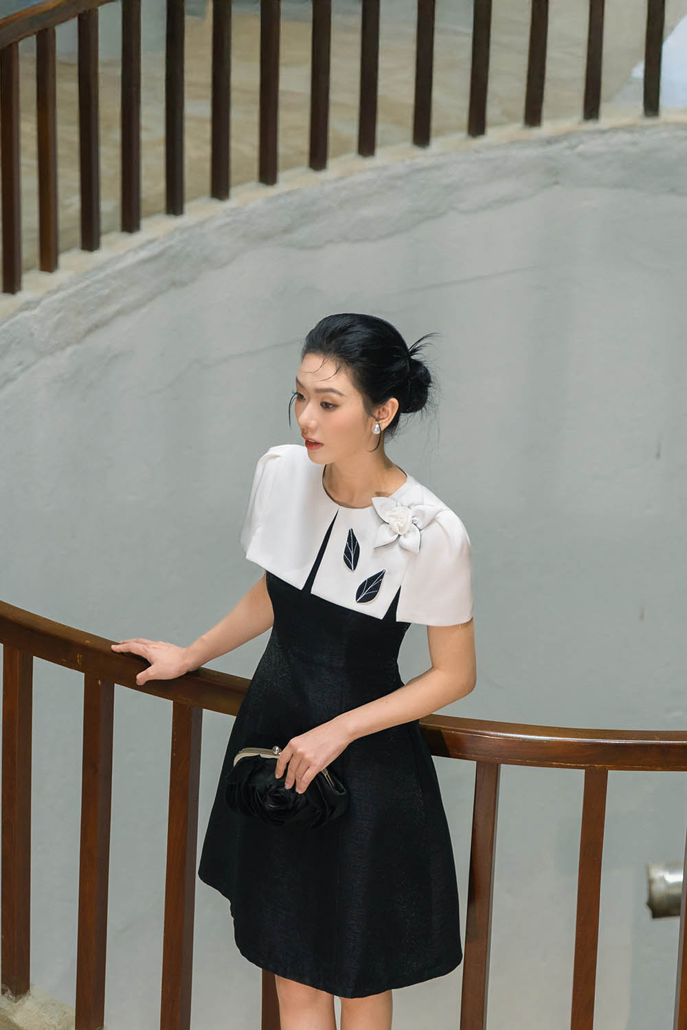 Đầm tiệc đen phối tay choàng đính hoa