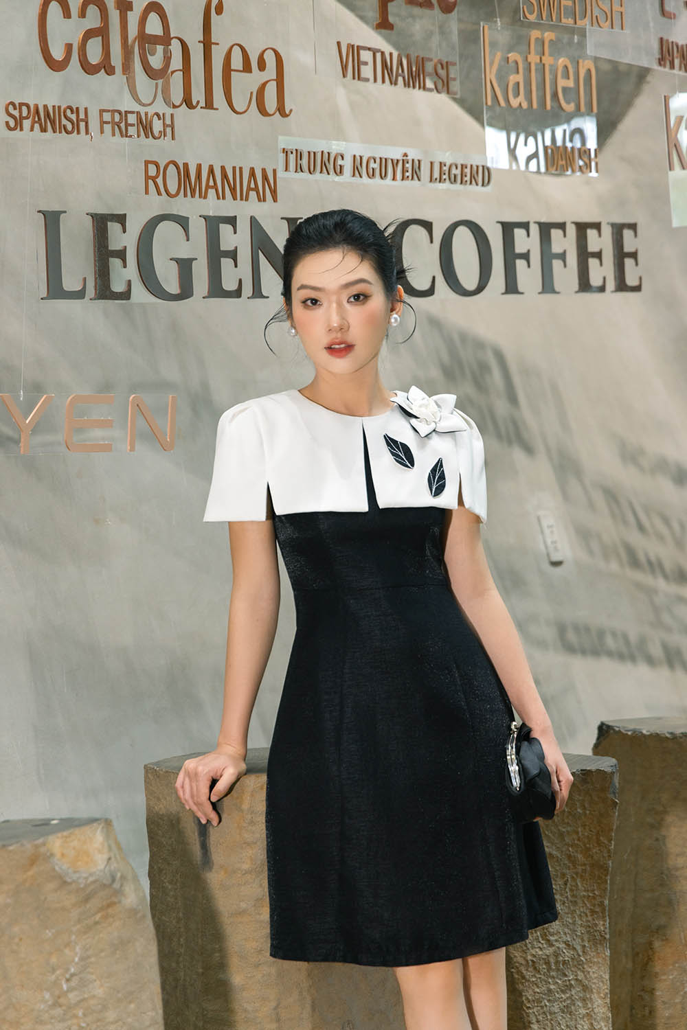 Đầm tiệc đen phối tay choàng đính hoa